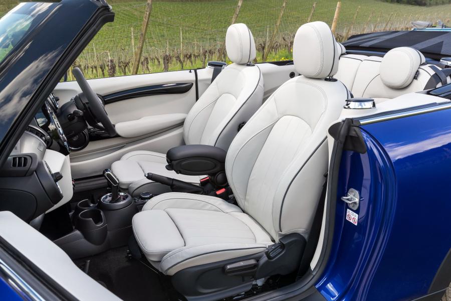 Интерьер Mini Cooper S Cabrio 25th Anniversary (F57) 2018 года  (UK) (фото 2 из 22)